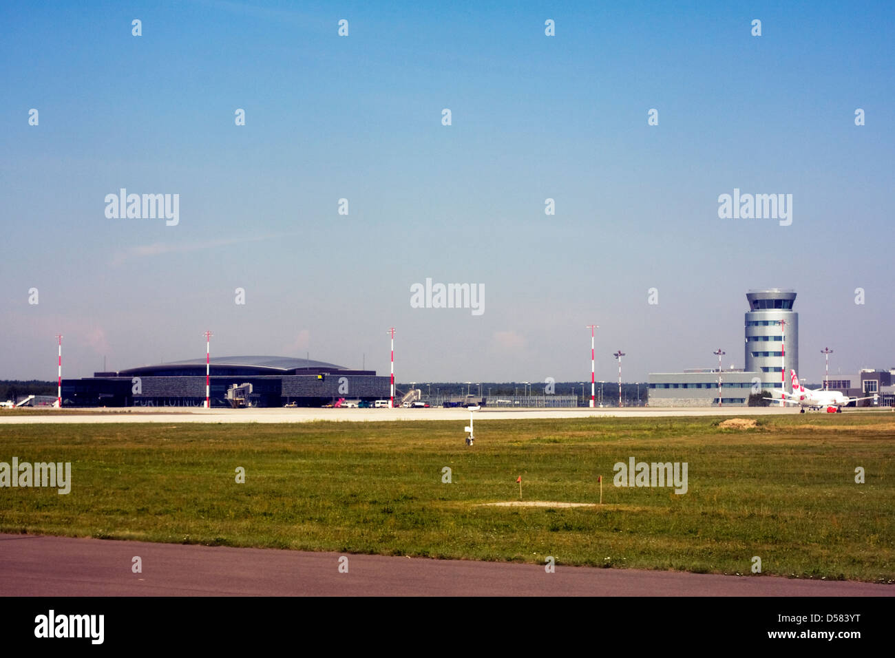 Il terminale e la torre di controllo a Jasionka Rzeszow aeroporto, Rzeszow, Polonia Foto Stock