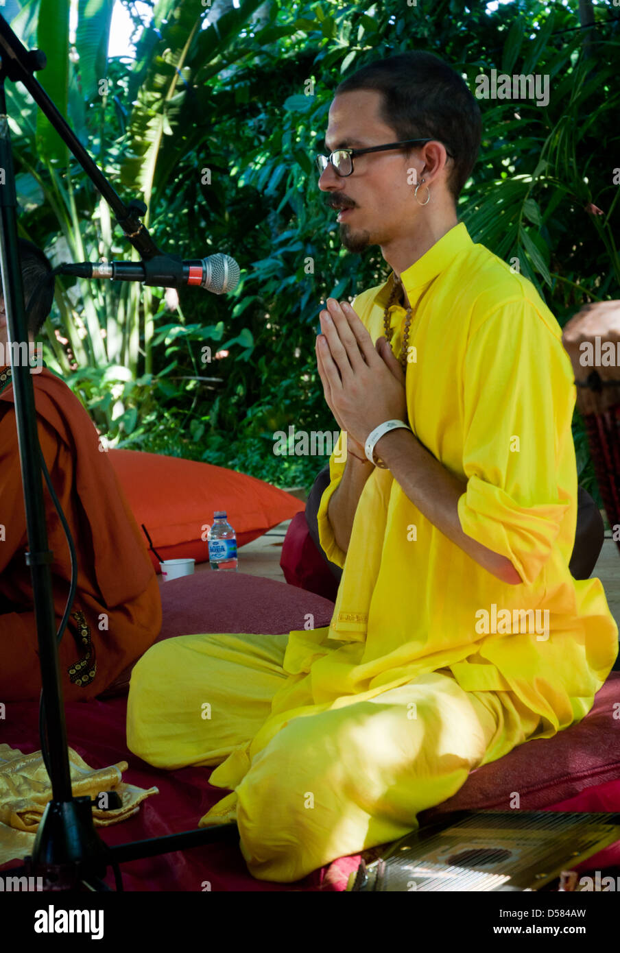 Bali, Indonesia-marzo 20, 2013: le righe di maschio e femmina adulti, giacente su tappeti colorati in una classe di yoga a Bali spirito Festival. Foto Stock