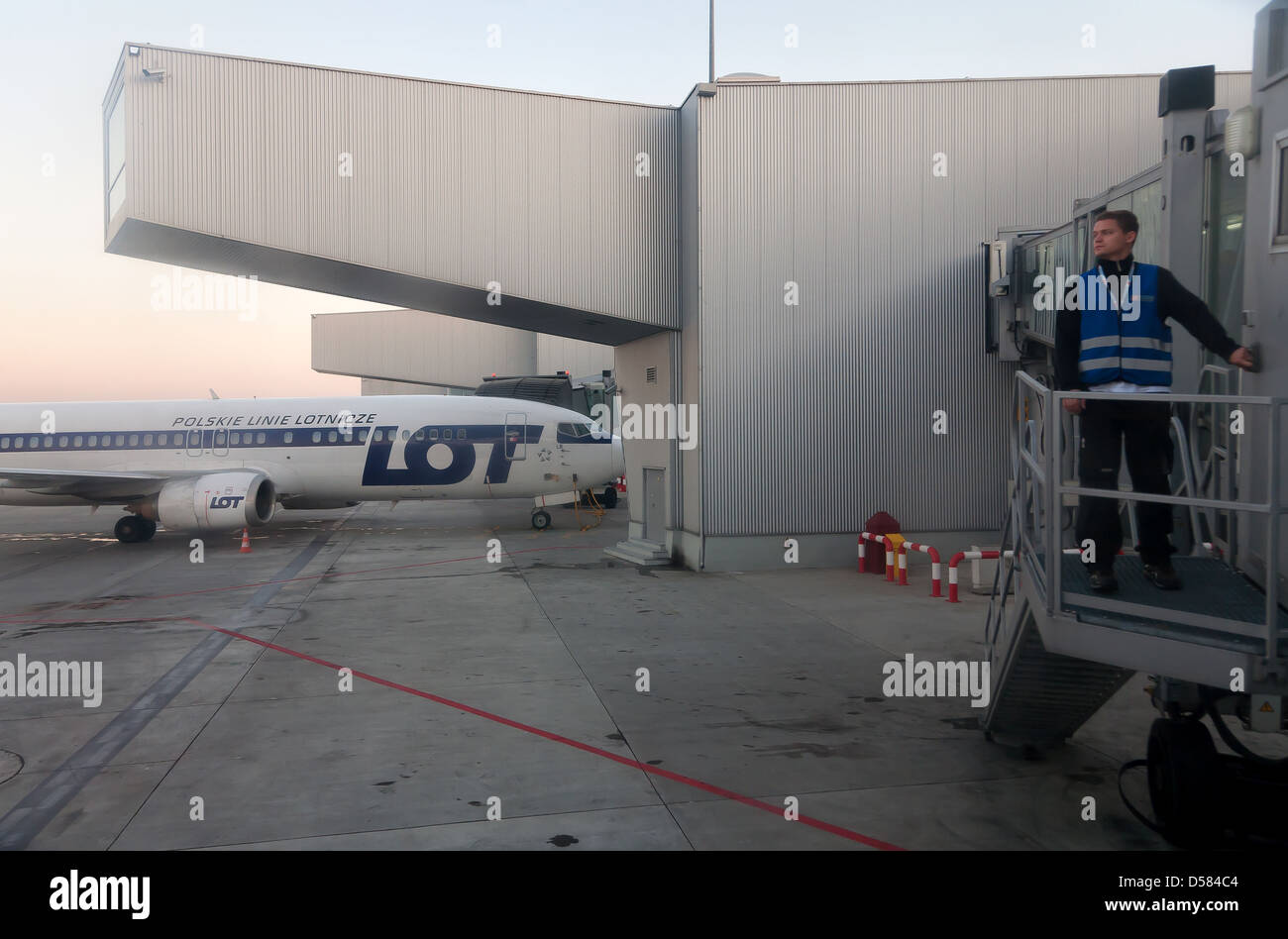 Varsavia, Polonia, LOT machine al gate di Chopin di Varsavia aeroporto Foto Stock