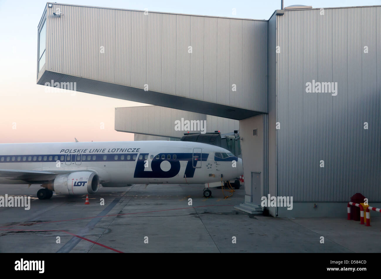 Varsavia, Polonia, LOT machine al gate di Chopin di Varsavia aeroporto Foto Stock