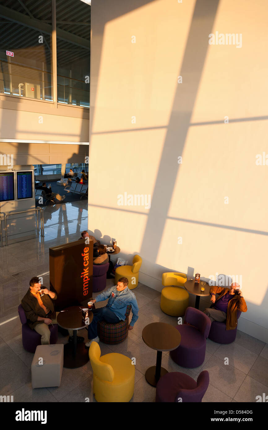 Varsavia, Polonia, i passeggeri in attesa di Chopin di Varsavia aeroporto Foto Stock