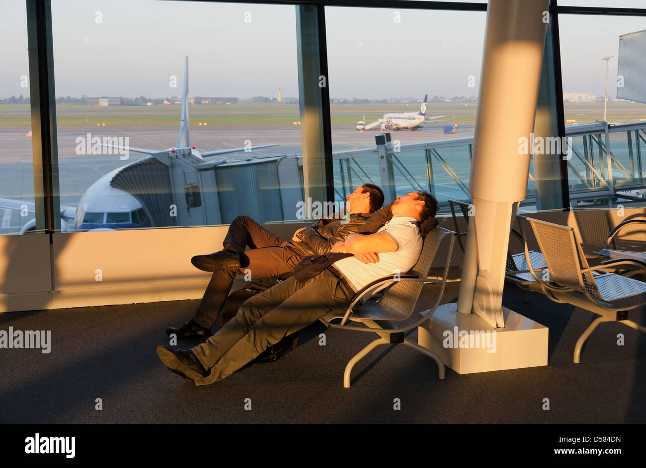 Varsavia, Polonia, i passeggeri in attesa di Chopin di Varsavia aeroporto Foto Stock