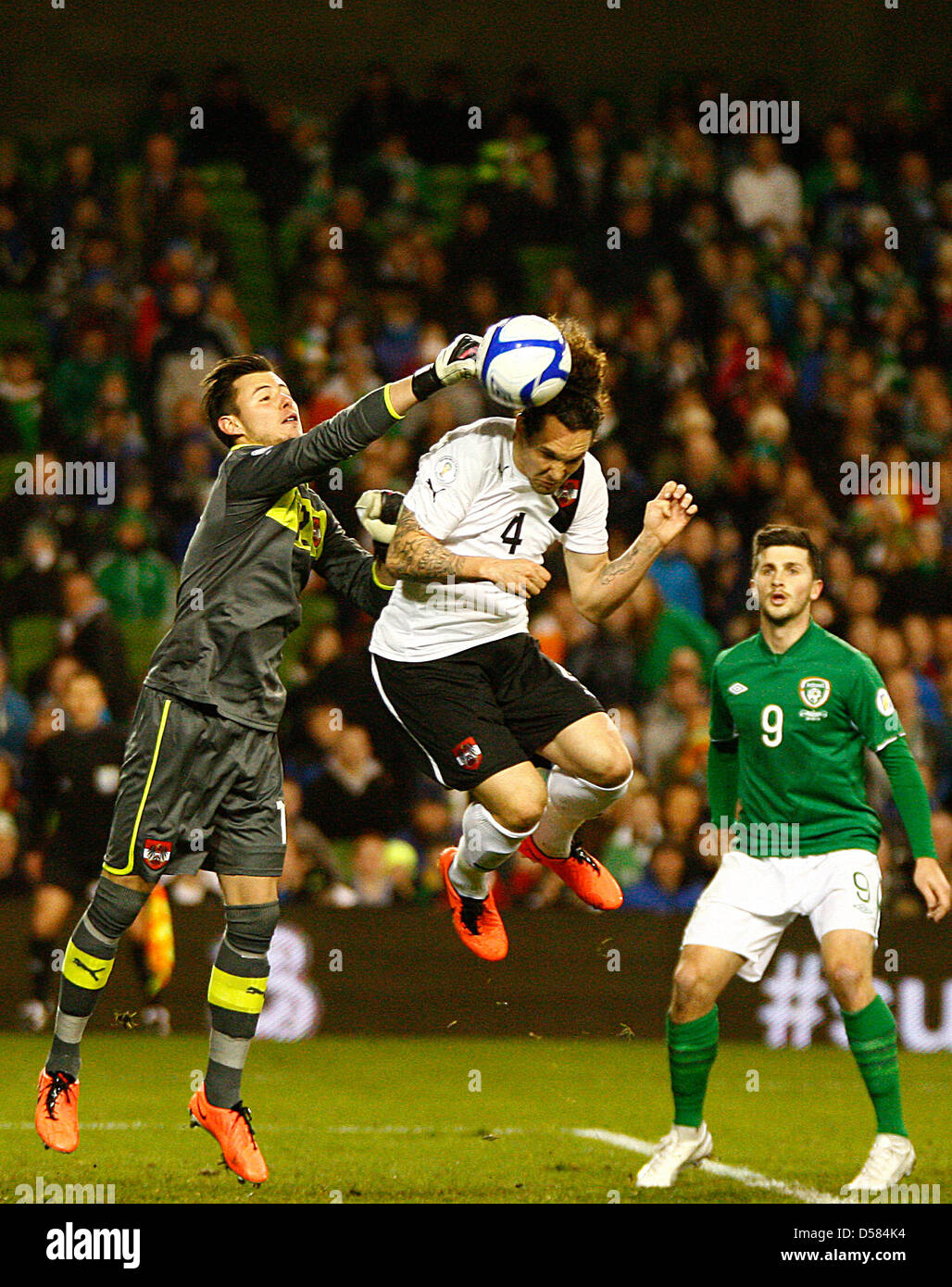 26.03.2013 - Emanuel Pogatetz d'Austria (4) in aria in occasione della Coppa del Mondo della qualifica GRUPPO C - REP D'IRLANDA 2-1 Austria, Aviva Stadium di Dublino in Irlanda. Foto Stock