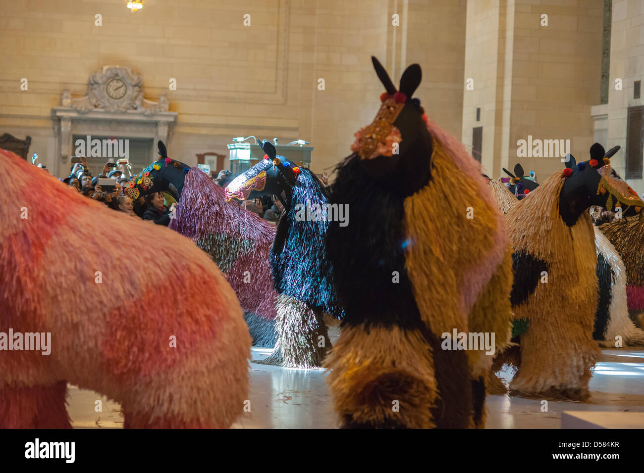 New York, Stati Uniti d'America. 26 marzo, 2013. Ballerini in 30 coloratissimi costumi di cavallo eseguire 'sentito-NY' dalla performance di artista Nick Cave e coreografo William Gill a Vanderbilt Hall della Grand Central Terminal a New York Martedì, Marzo 26, 2013. I costumi in tessuto sono ciascuna abitata da due ballerine provenienti dal Alvin Ailey School che si snodano intorno la sala come una mandria di cavalli. Grotta è conosciuta per la sua 'soundsuits', costumi che sono le sculture che fanno rumore come indossatrice sposta circa. Le prestazioni sono due volte al giorno a 11AM e le 2 PM fino a 31 marzo. Credito: Richard B. Levine/Alamy Live News) Foto Stock