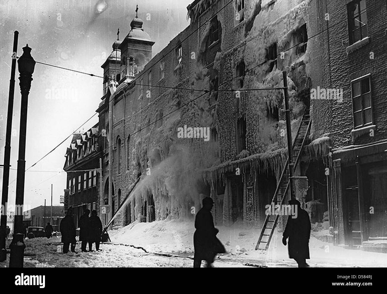Questa immagine cattura le conseguenze di un incendio alla D. C. Brosseau & Cie Ltd. In Notre Dame Street a Montreal, Canada, nel 1931. L'incendio causò notevoli danni all'edificio, illustrando i rischi delle aree industriali durante i primi anni del XX secolo. Foto Stock Questa immagine cattura le conseguenze di un incendio alla D. C. Brosseau & Cie Ltd. In Notre Dame Street a Montreal, Canada, nel 1931. L'incendio causò notevoli danni all'edificio, illustrando i rischi delle aree industriali durante i primi anni del XX secolo. Foto Stock
