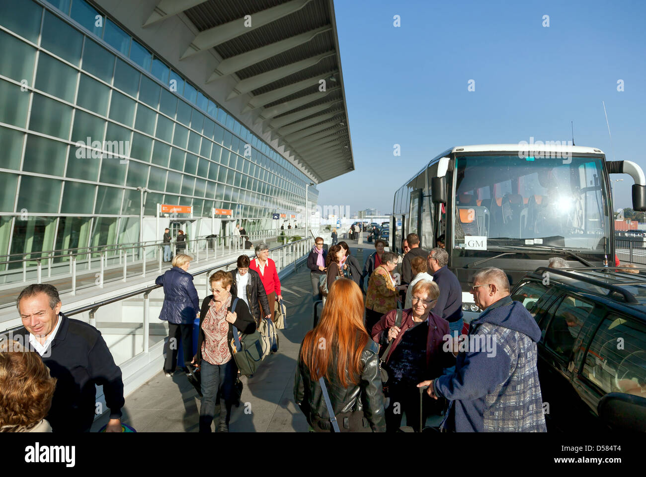 Varsavia, Polonia, Spagnolo travel group presso l'entrata principale di Chopin di Varsavia aeroporto Foto Stock