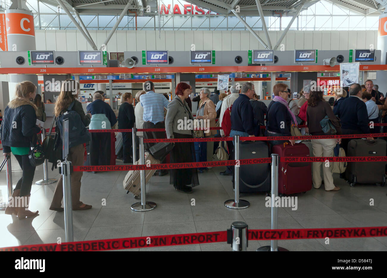 Varsavia, Polonia, la coda al momento del check in di Chopin di Varsavia aeroporto Foto Stock