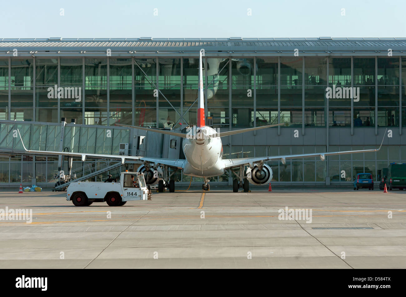 Varsavia, Polonia, di una macchina presso il cancello di Chopin di Varsavia aeroporto Foto Stock