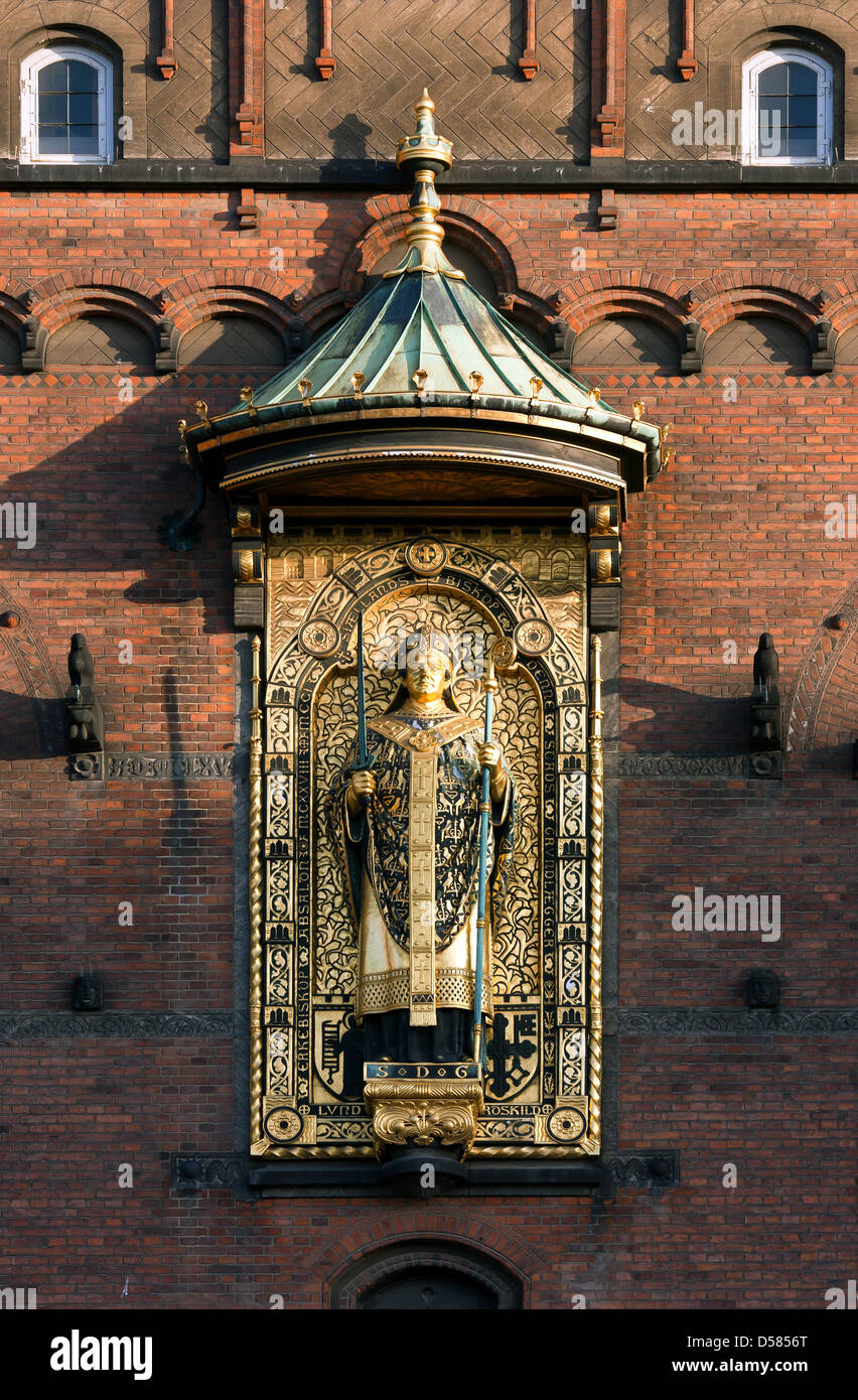 Copenhagen, Danimarca, scultura dell arcivescovo Absalon di Lund in Copenhagen City Hall Foto Stock