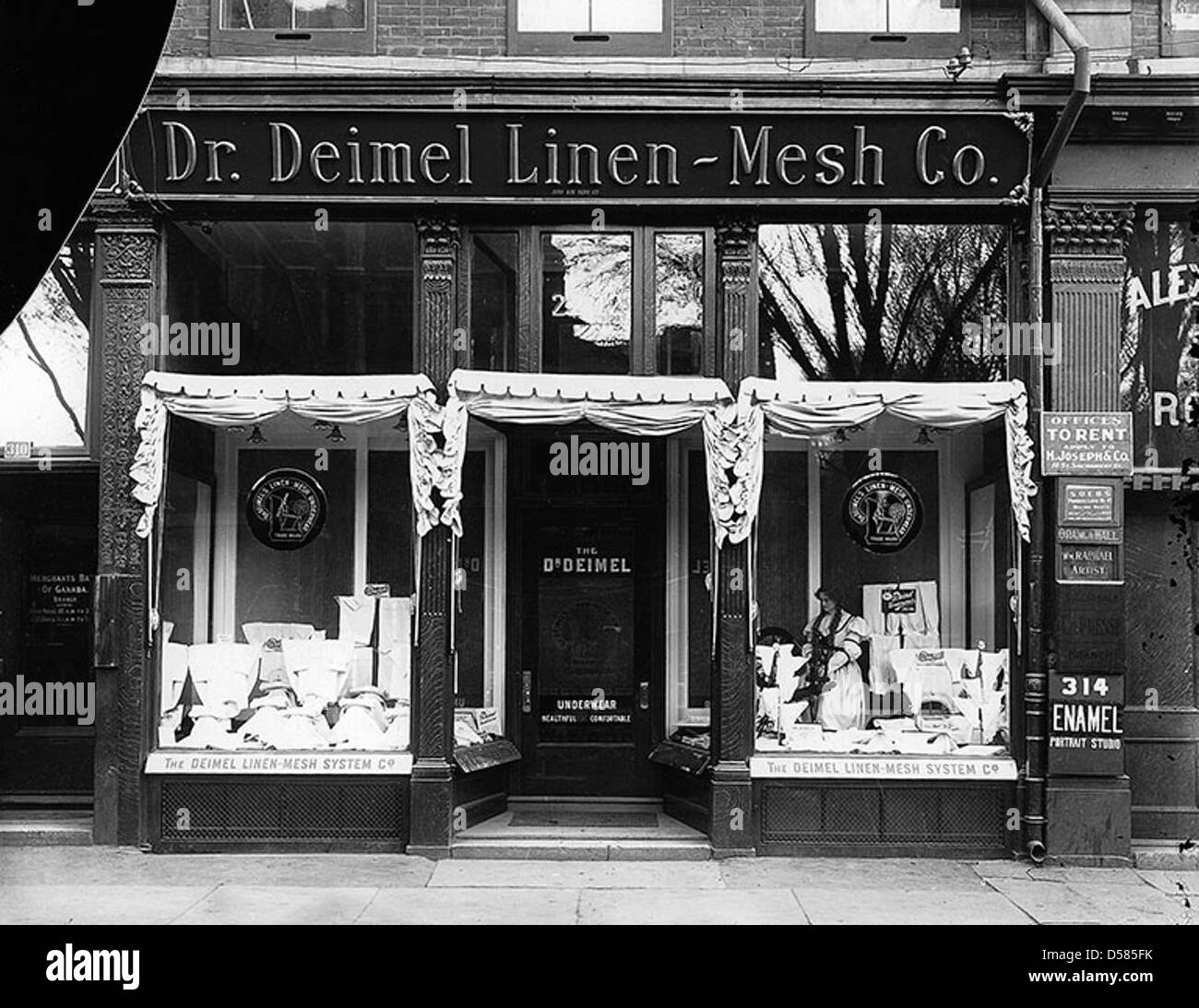 Una fotografia storica della Dr. Deimel Linen-Mesh Company a Montreal, Quebec, intorno al 1908. L'azienda si è specializzata nella produzione di tessuti in rete di lino e ha fatto parte della storia industriale della regione. Foto Stock