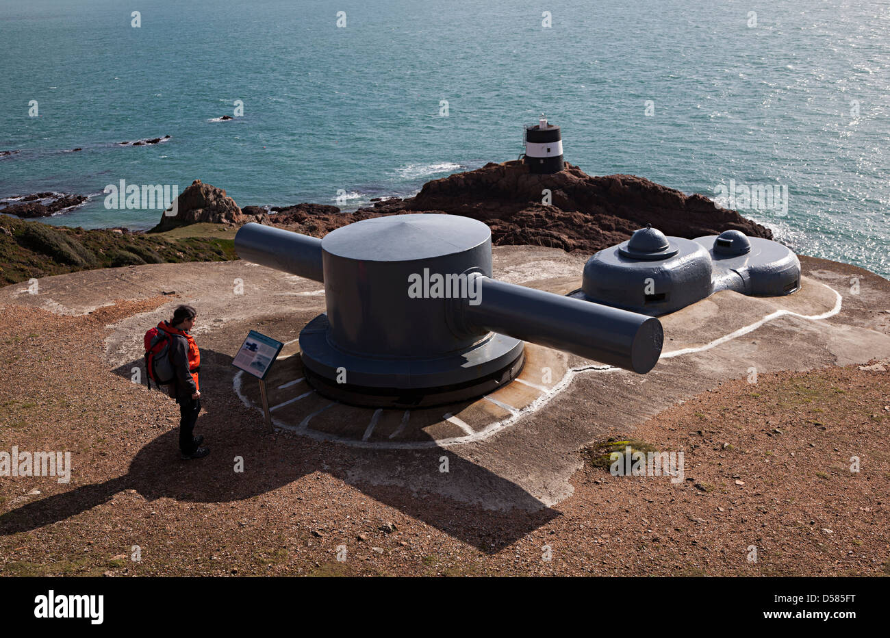 La donna per la lettura di informazioni segno per la corazzata gamma stereoscopica finder torretta, Noir Mont, Jersey, Isole del Canale, REGNO UNITO Foto Stock