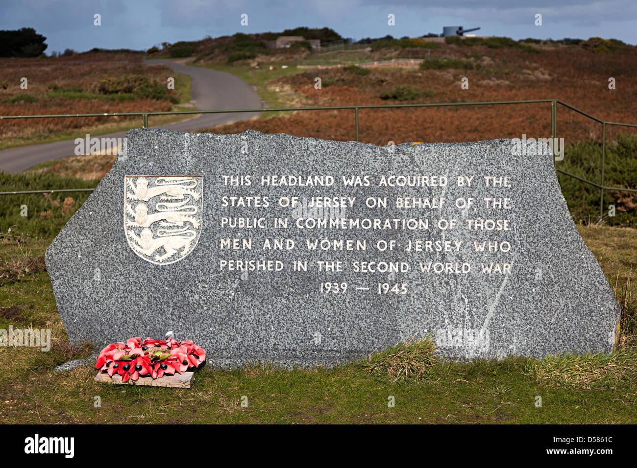 Monumento di pietra sul Noir Mont promontorio commemorazione di coloro che sono morti nella Seconda Guerra Mondiale Jersey Isole del Canale della Manica UK Foto Stock