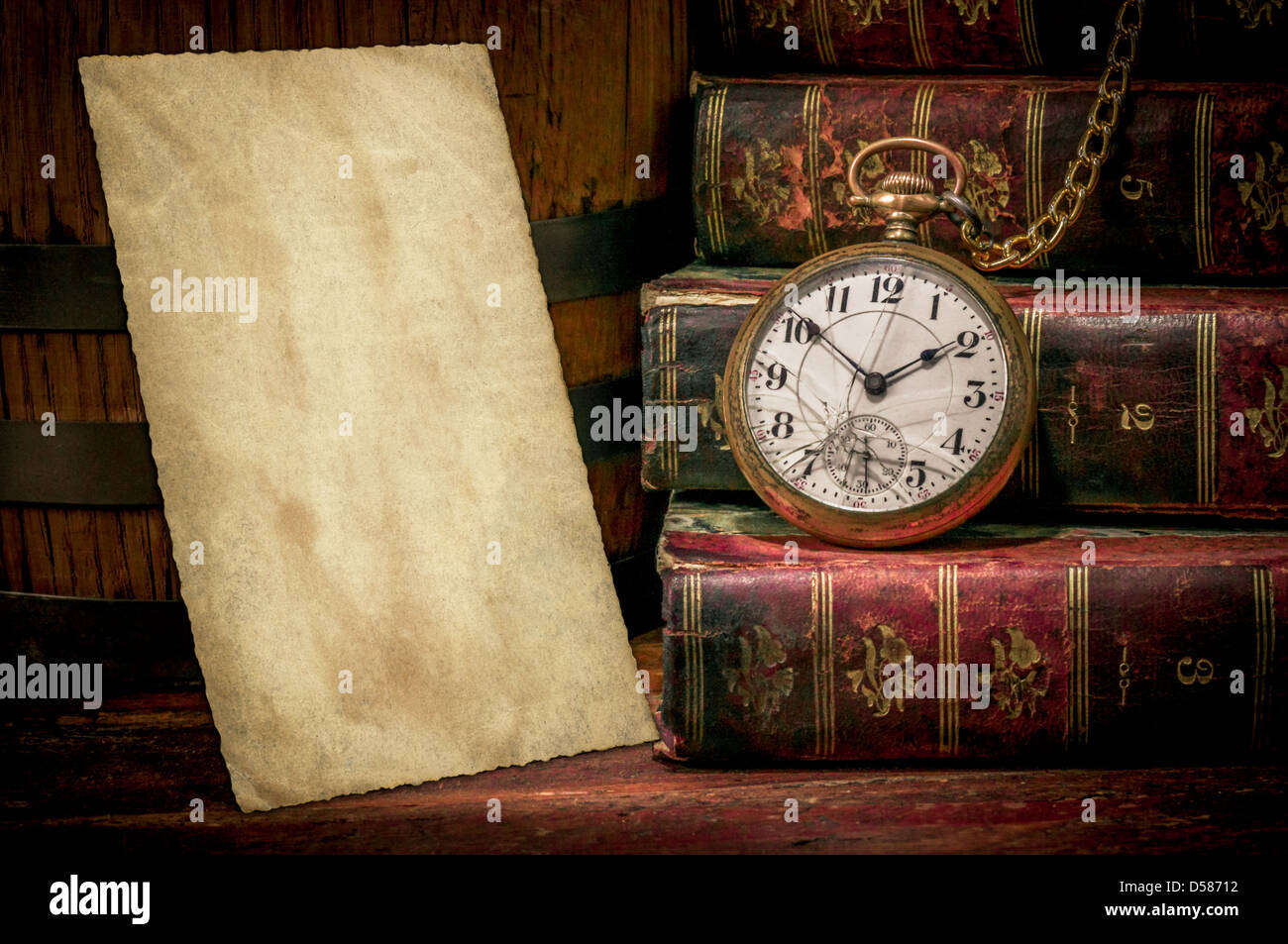 Vecchia carta fotografica texture, orologio da tasca e libri in basso-chiave Foto Stock
