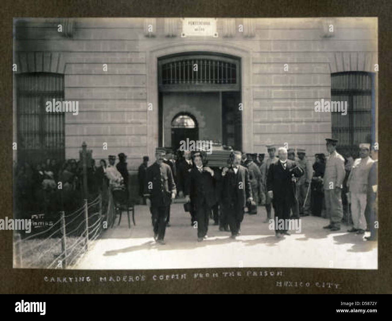 Questa fotografia raffigura il momento in cui la bara di Madero viene portata dalla prigione di città del Messico dopo la sua morte. Madero fu una figura significativa nella rivoluzione messicana, e la sua morte segnò un momento cruciale nella storia del paese. Foto Stock