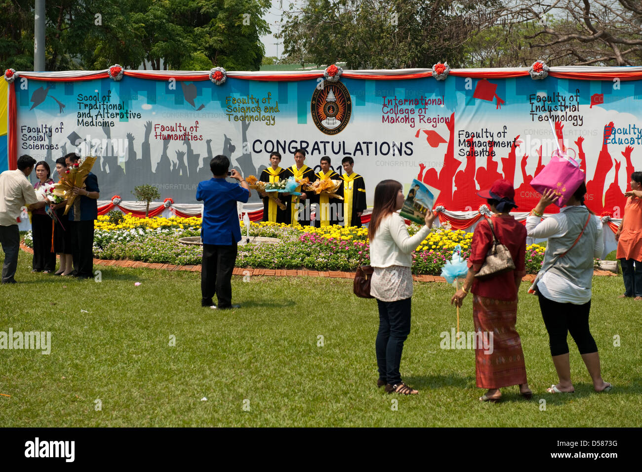 Chiang Rai, Thailandia, il Rajabhat studenti universitari presso la loro cerimonia di laurea Foto Stock