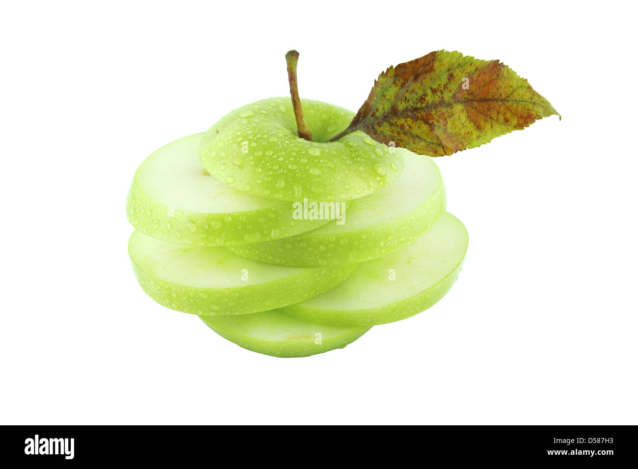 Verde fresco fette di mela con gocce d'acqua su sfondo bianco con un tracciato di ritaglio Foto Stock