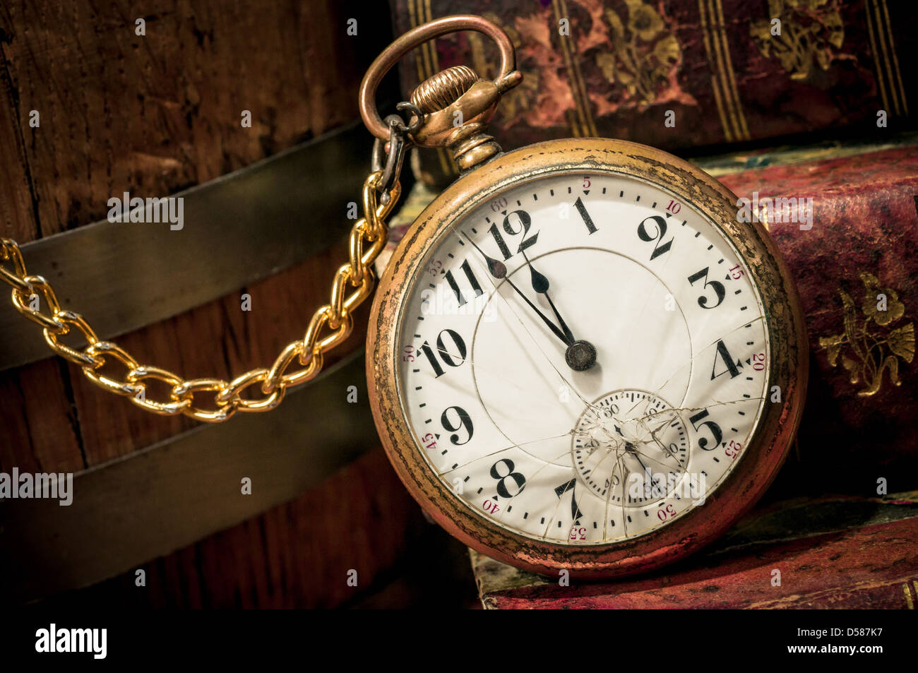 Il vecchio orologio da tasca e libri in basso-chiave Foto Stock