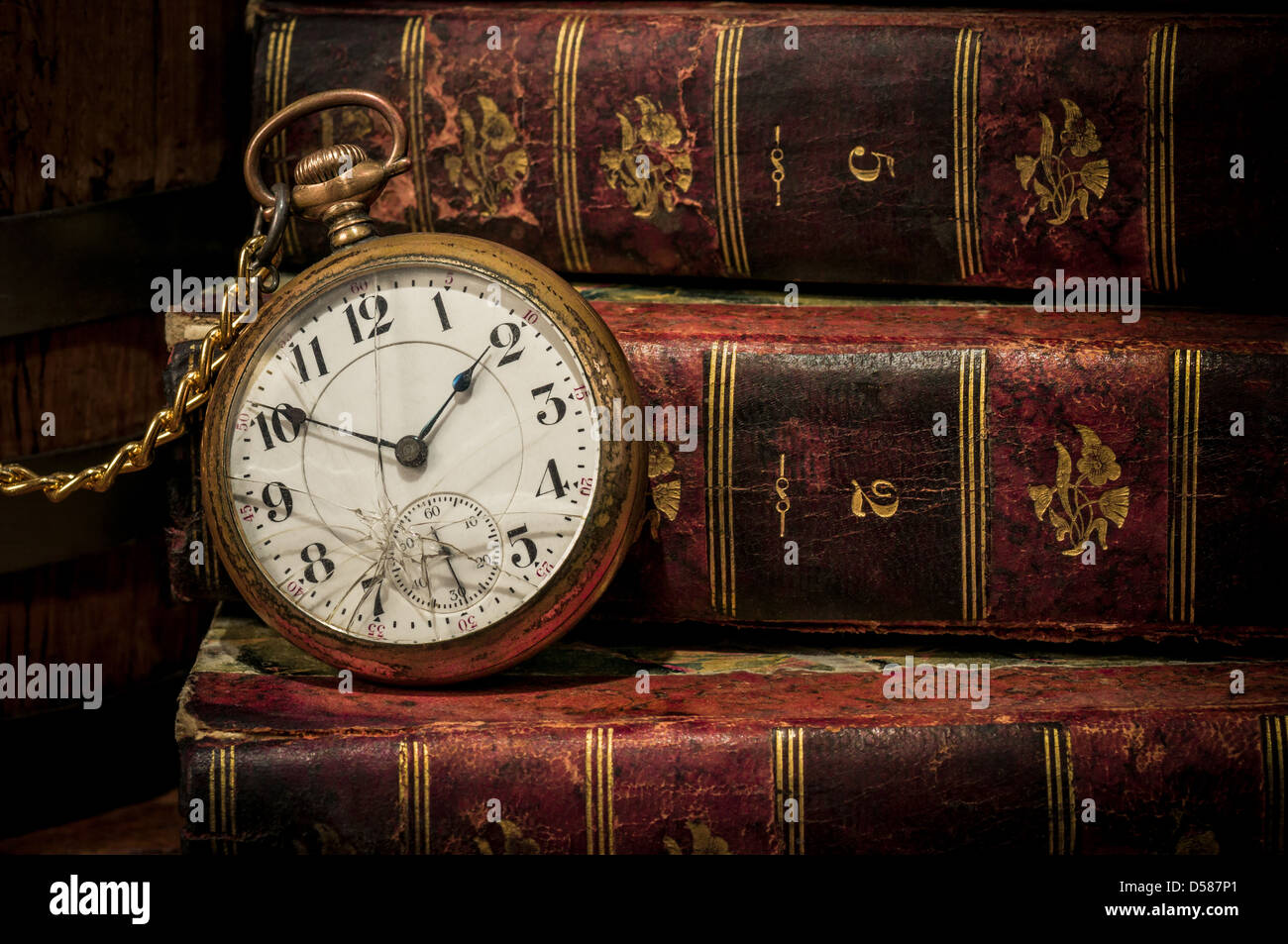 Il vecchio orologio da tasca e libri in basso-chiave con spazio di copia Foto Stock