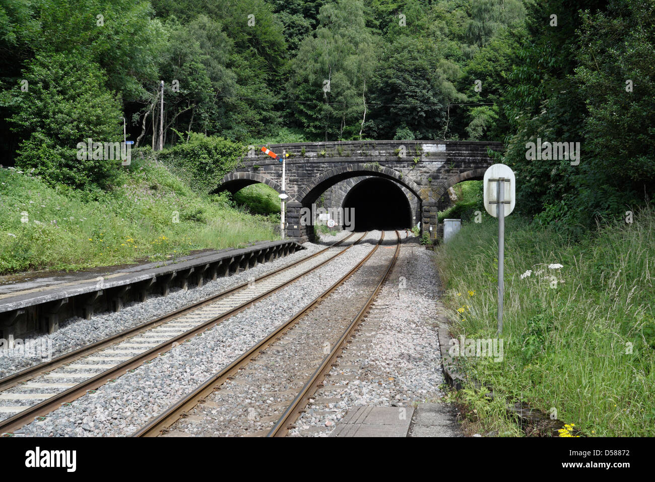 Totley Railway Tunnel dalla stazione di Grindleford sulla Hope Valley line, Derbyshire Peak District National Park England Rail Tracks Transport Foto Stock
