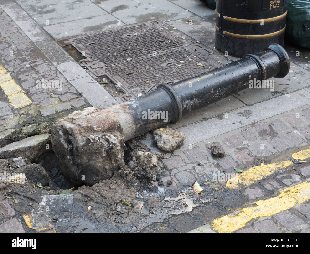 Un traffico disastrate bollard in Neal Street Covent Garden di Londra Foto Stock