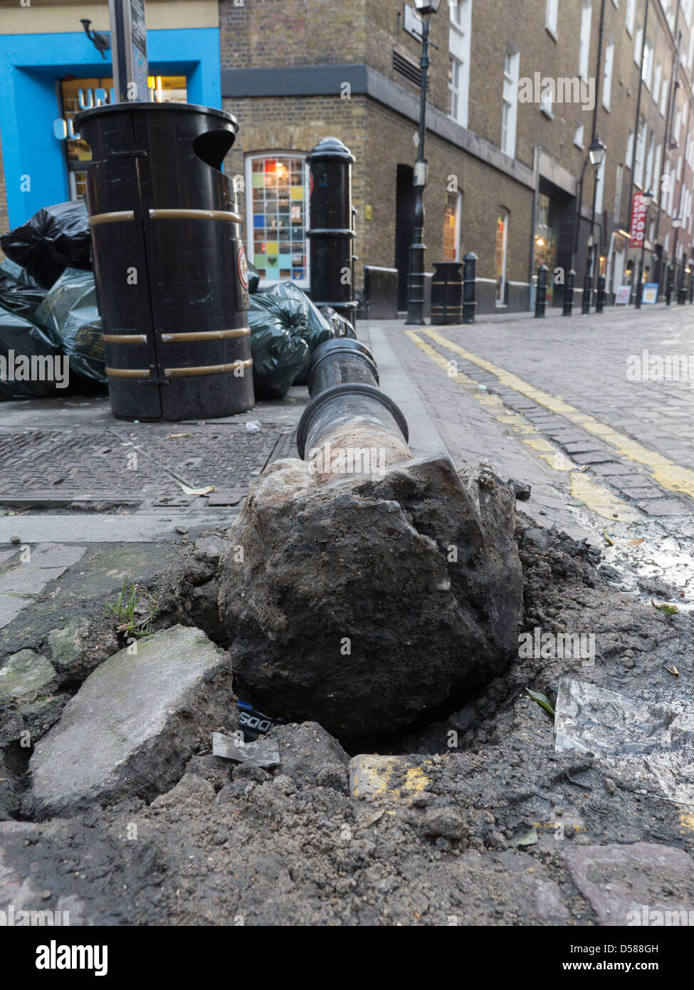 Un traffico disastrate bollard in Neal Street Covent Garden di Londra Foto Stock