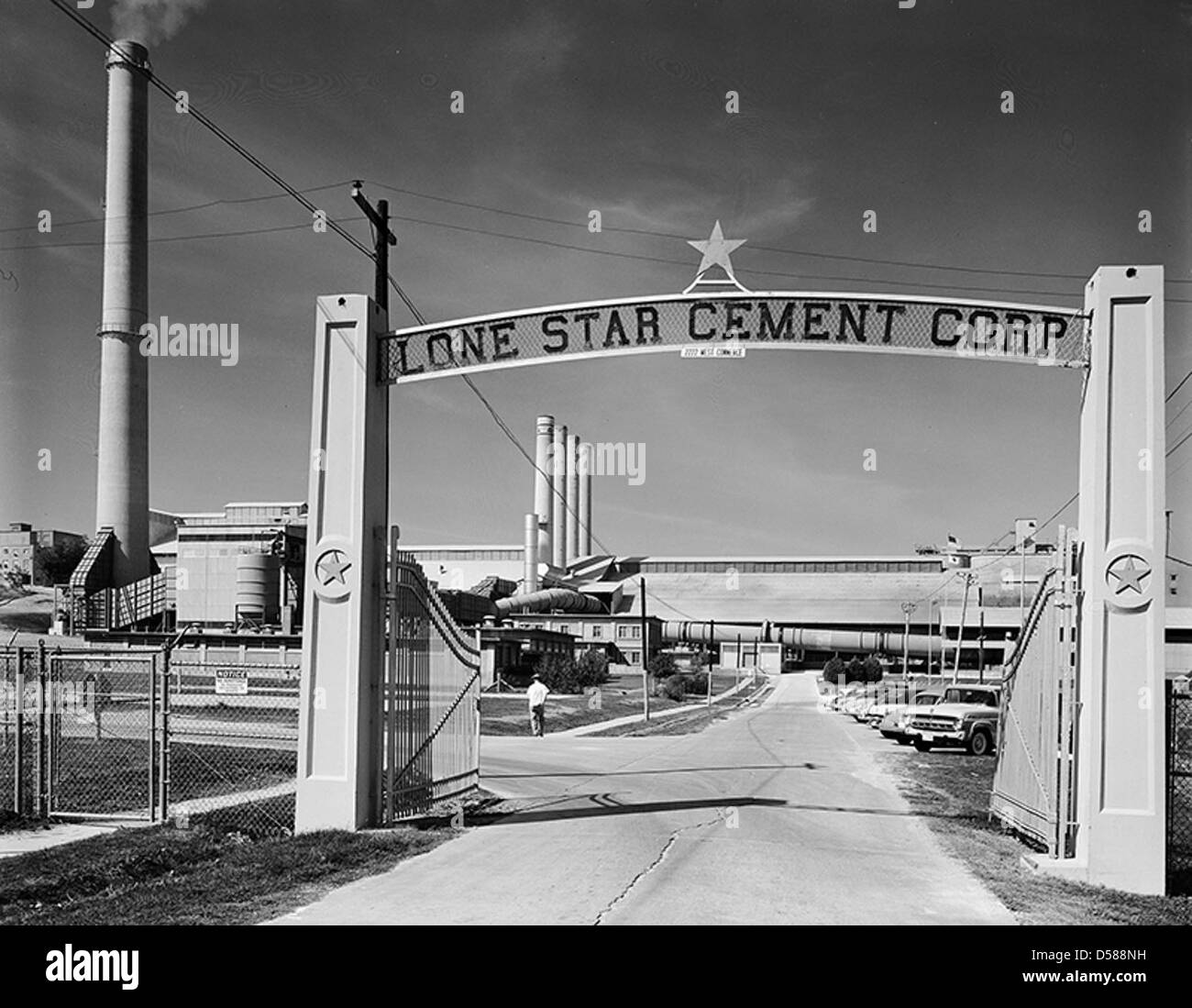 Questa immagine mostra lo stabilimento Lone Star Cement in Texas, situato tra Dallas e Houston. Lo stabilimento rappresenta un’importante attività industriale nel settore della produzione di cemento della regione. Foto Stock