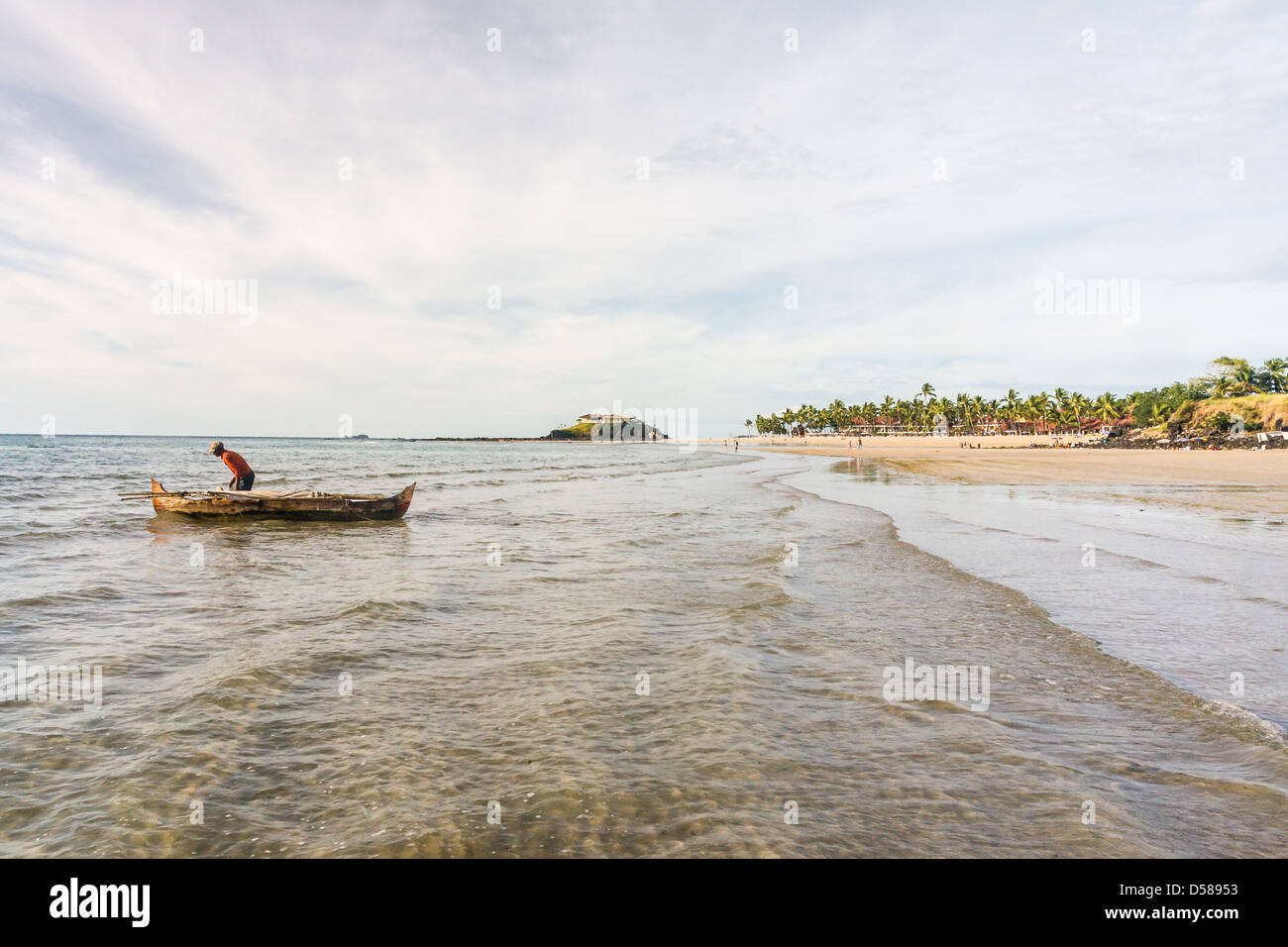 Pescatore malgascio andare a pesca vicino a Nosy Be Island, Madagascar settentrionale Foto Stock