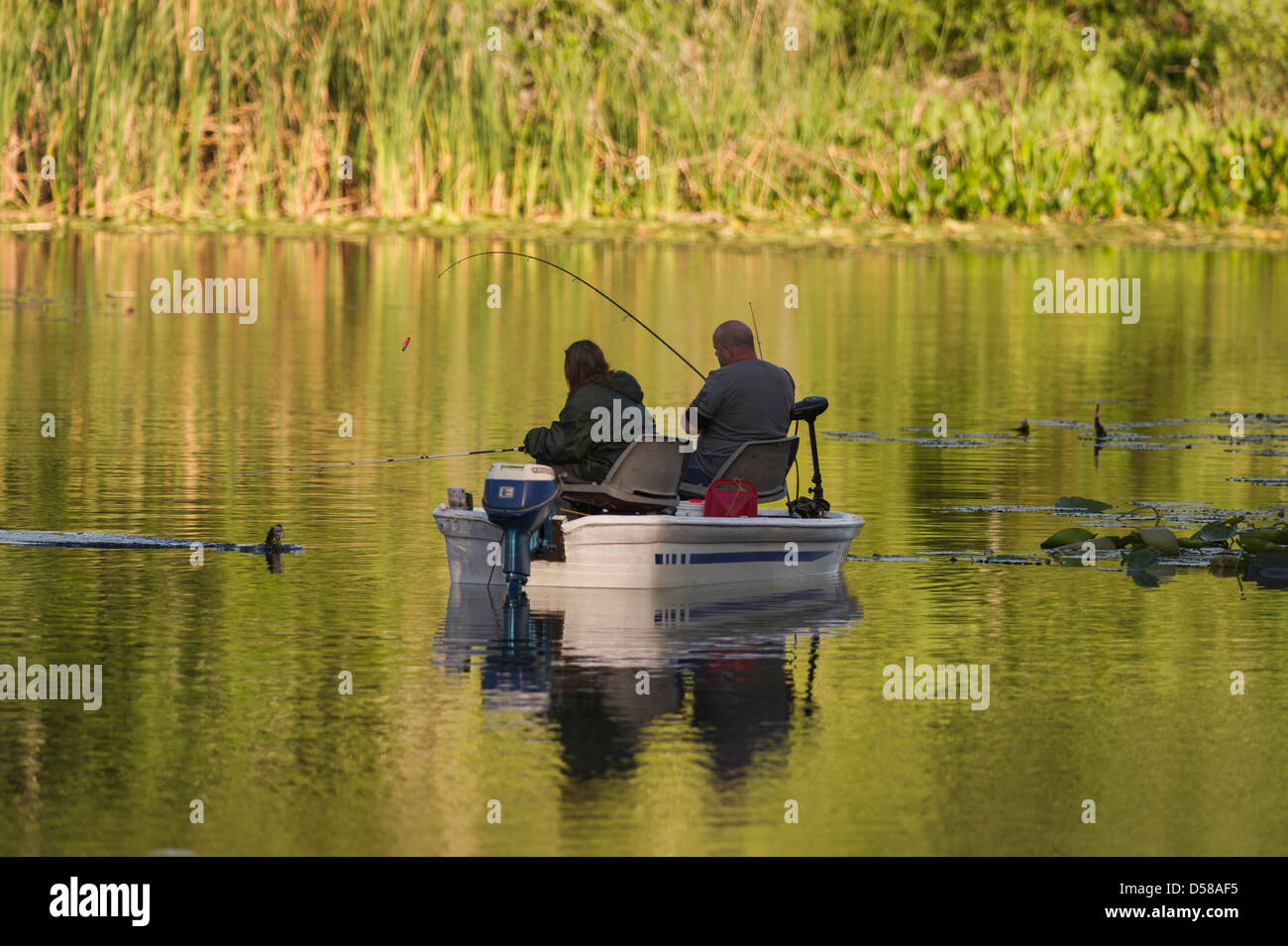Un giovane Bass pesca sul Haines Creek fiume in Lake County Leesburg, Florida al crepuscolo. Foto Stock