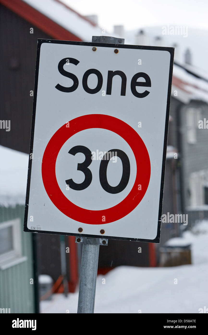 Norwegian 30 kph sone residenziale zona bassa velocità honningsvag area Norvegia Foto Stock