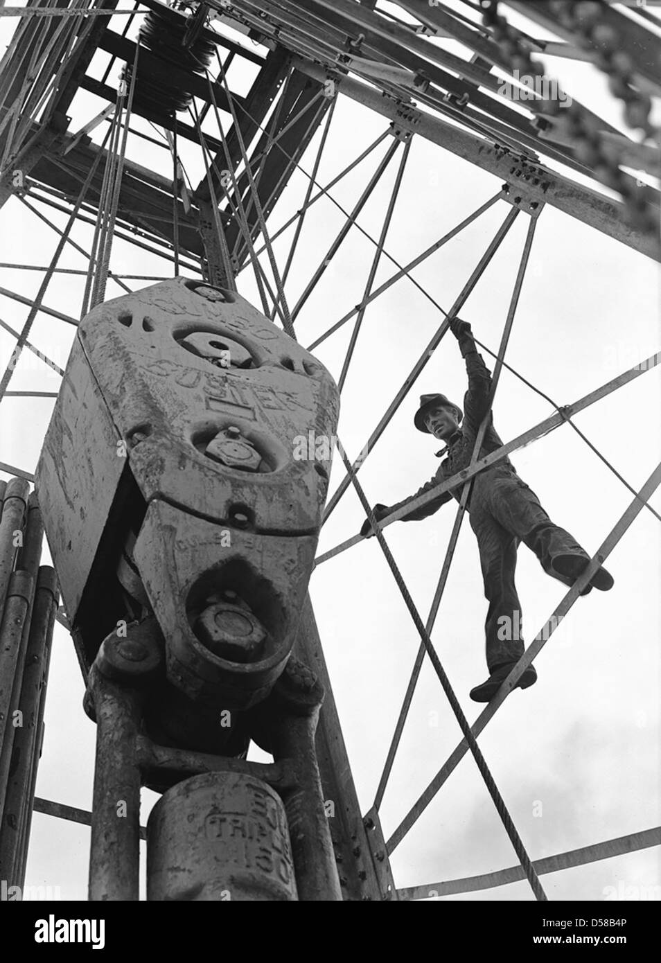 Una fotografia che mostra le operazioni nello stabilimento della Republic Steel Corporation a Corpus Christi, Texas, concentrandosi sui derricks, sulle attività di perforazione e sui lavoratori dell'industria petrolifera. Foto Stock