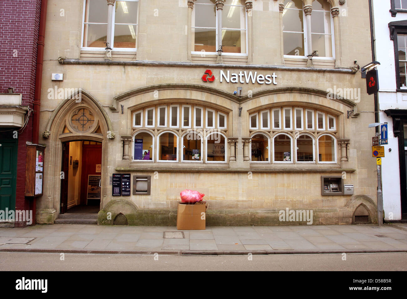 Un tradizionale edificio in pietra, utilizzato come un ramo di NatWest bank, in pozzi, Somerset, marzo 2013. Sacchi spazzatura sul marciapiede. Foto Stock