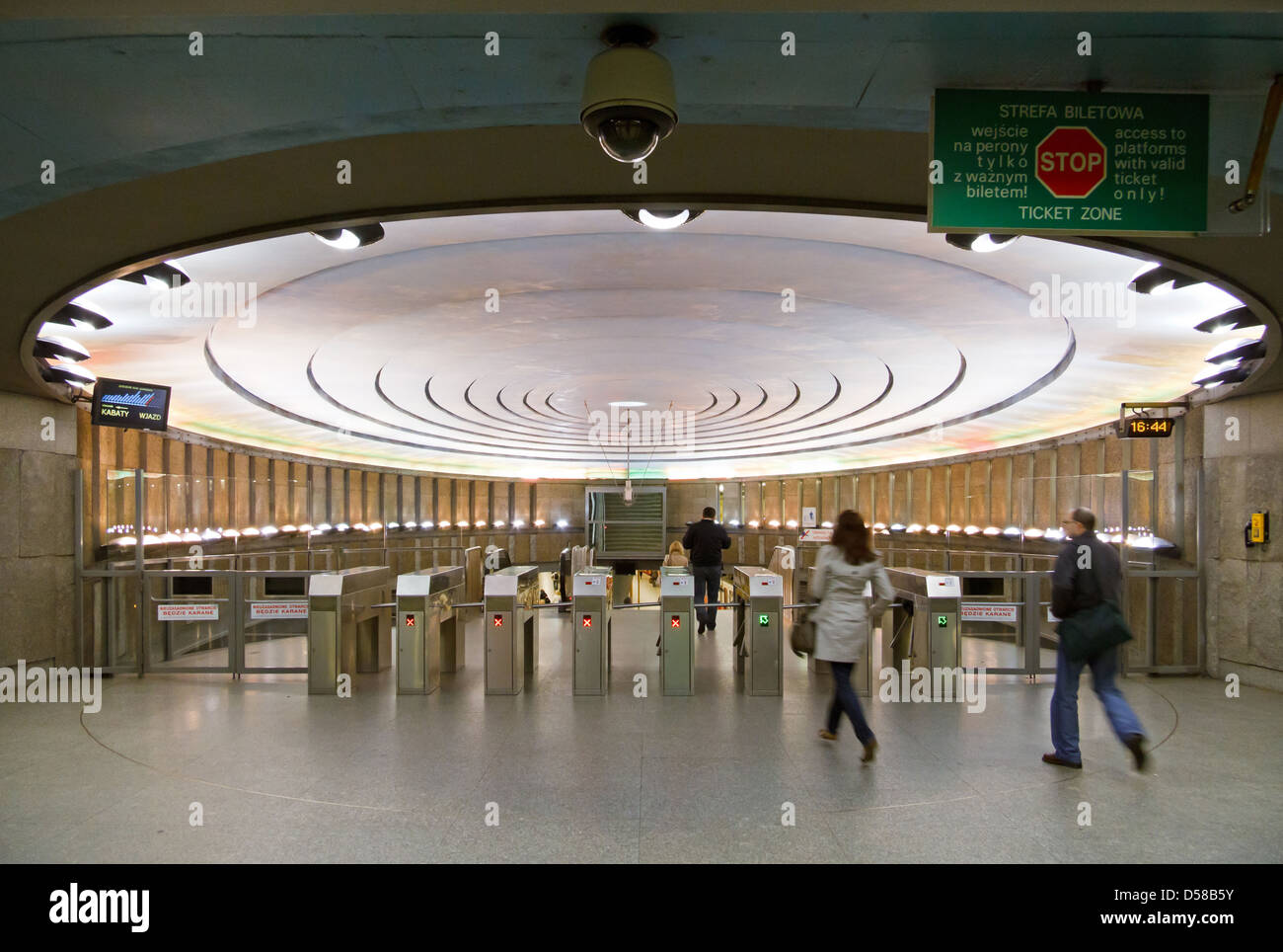 Varsavia, Polonia, la gente nella stazione della metropolitana presso il Plac Wilsona Foto Stock