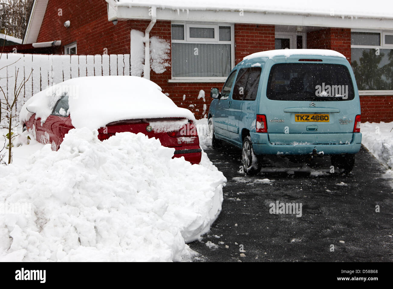 Parzialmente cancellato vialetto davanti casa in pesante inverno snowstorm Newtownabbey Regno Unito Foto Stock