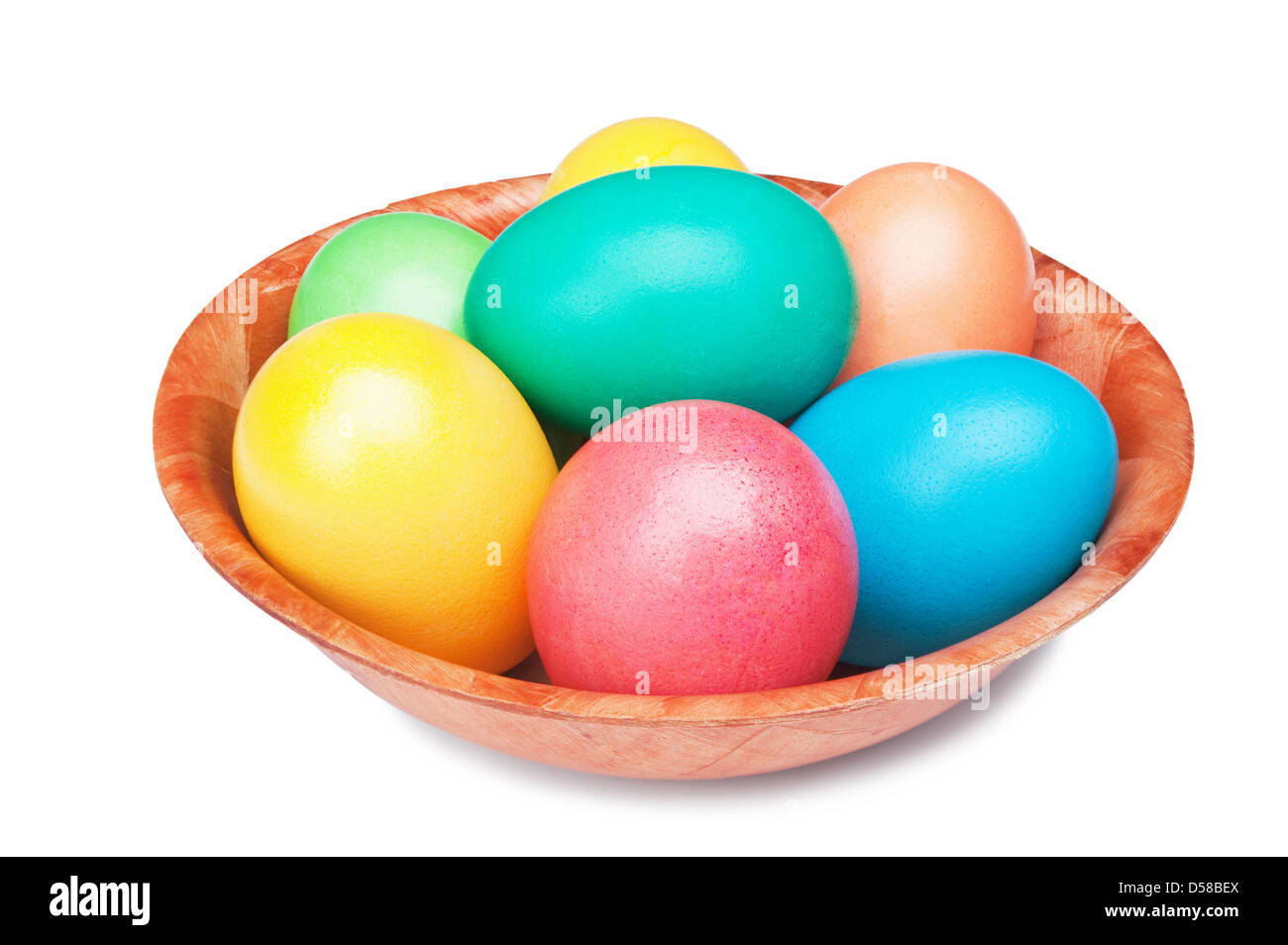 Multicolori uova di Pasqua sul piatto di legno isolato su sfondo bianco Foto Stock