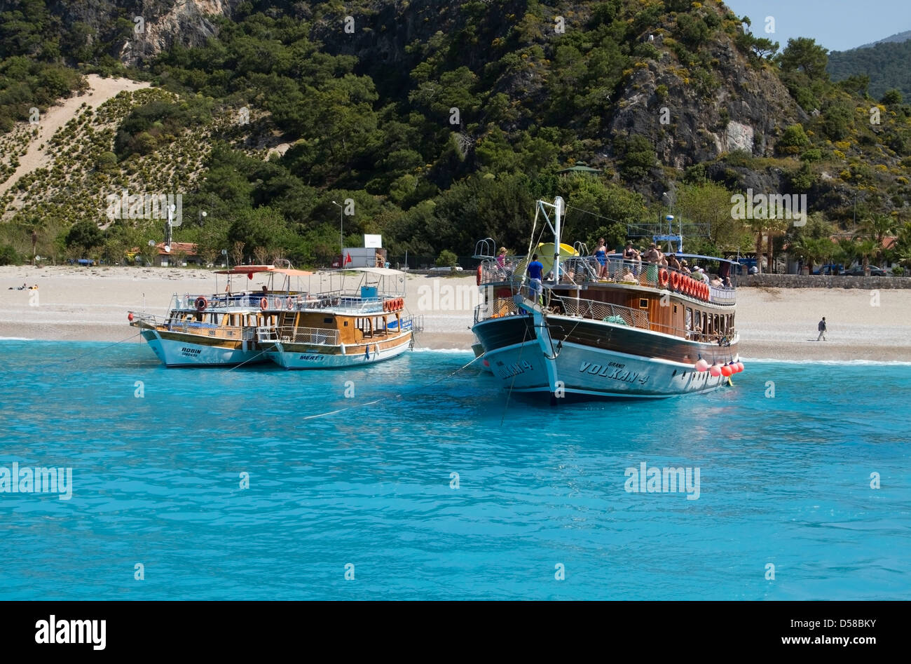 Escursioni barca ormeggiata sulla spiaggia di Valle delle Farfalle, Turchia Foto Stock