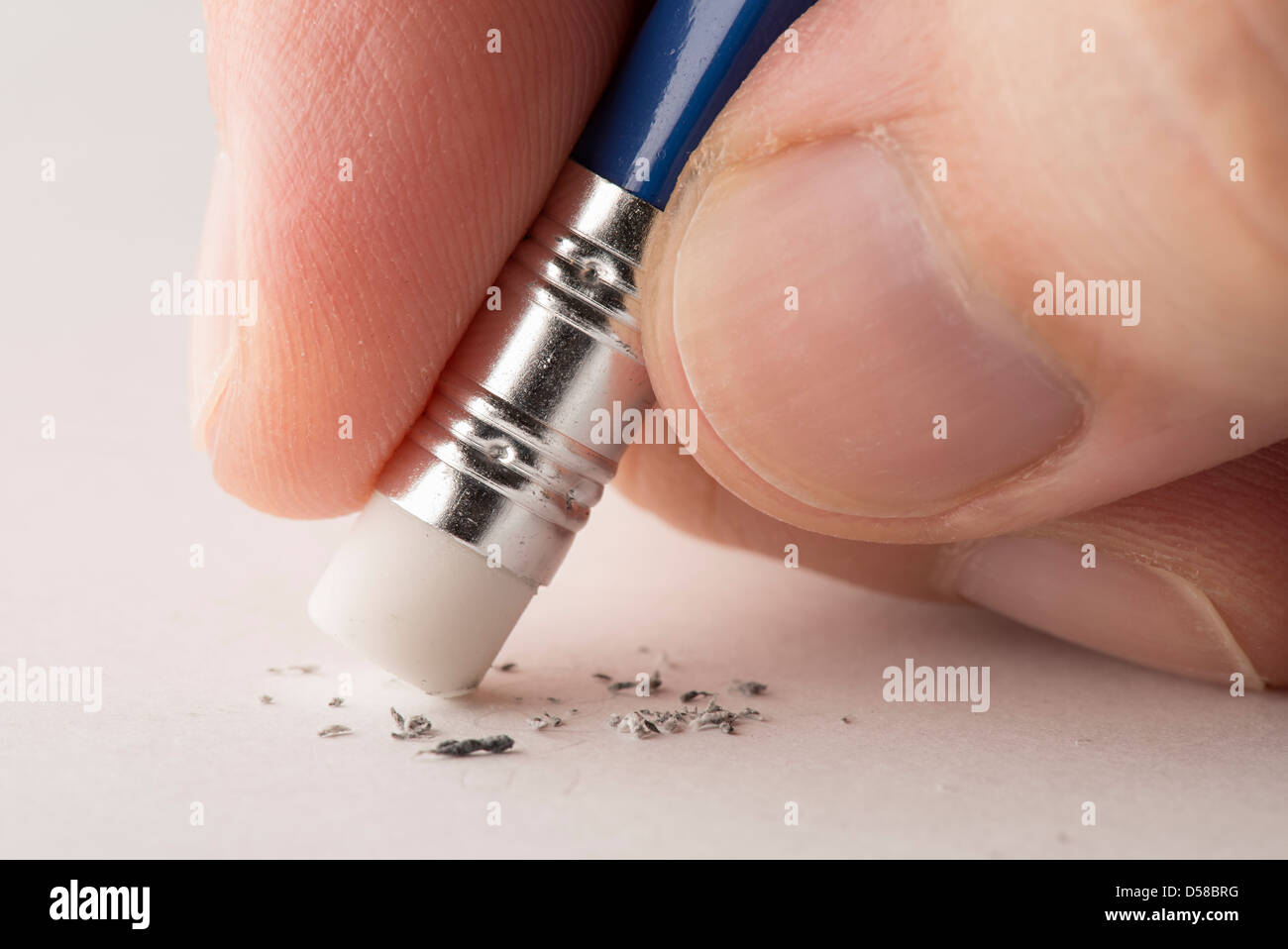 Eliminazione di errori con la matita. Foto Stock