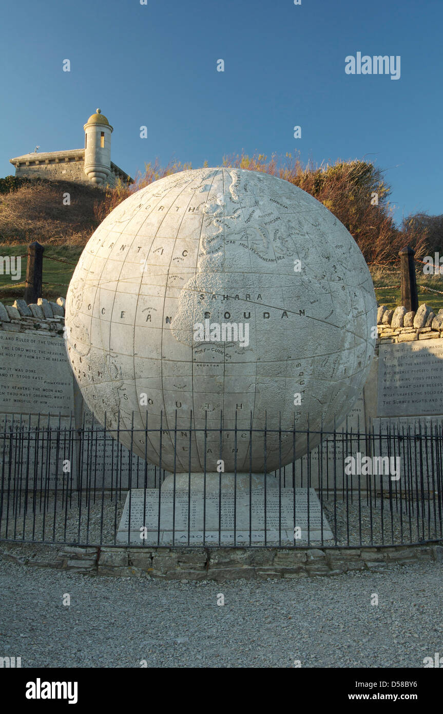 Il grande globo a testa Durlston vicino a Swanage nel Dorset. Costruito in pietra di Portland nel 1887 pesa 40 tonnellate. Isola di Purbeck, Inghilterra, Regno Unito. Foto Stock
