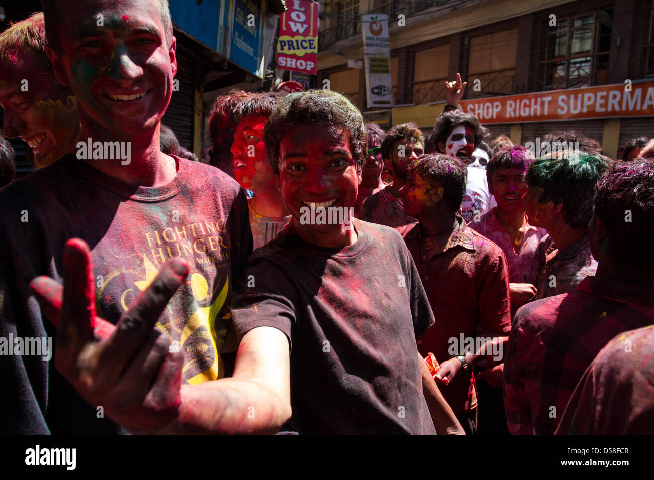 Kathmandu, Nepal. Il 26 marzo 2013. La gente celebra Holi, il festival indù di colori. Credito: Aliaksandr Mazurkevich / Alamy Live News Foto Stock