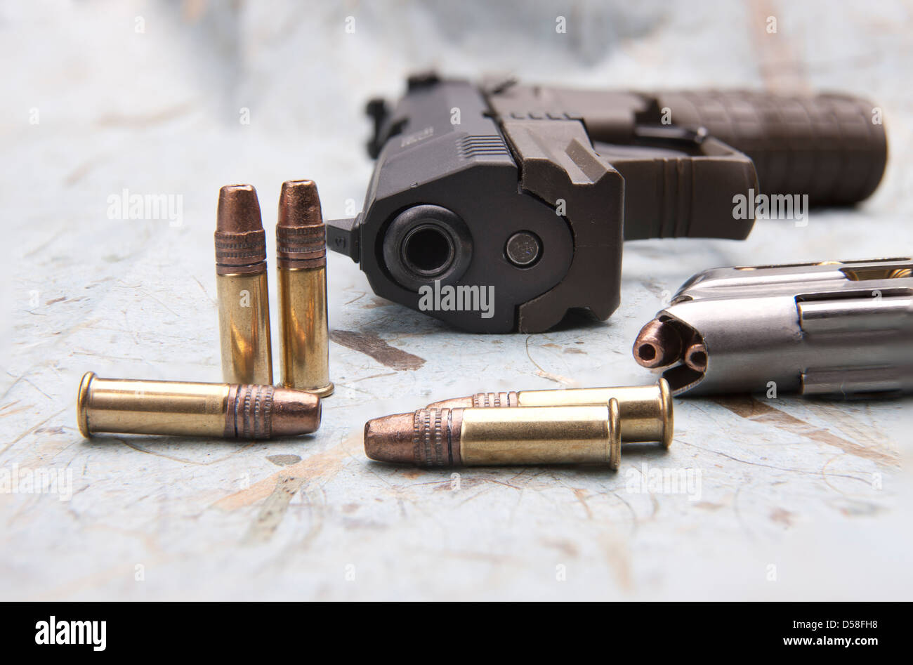 A pistola con proiettili e una rivista. Foto Stock
