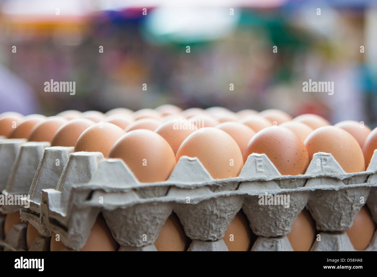 I vassoi di uova di pollo con sfondo bokeh di fondo Foto Stock