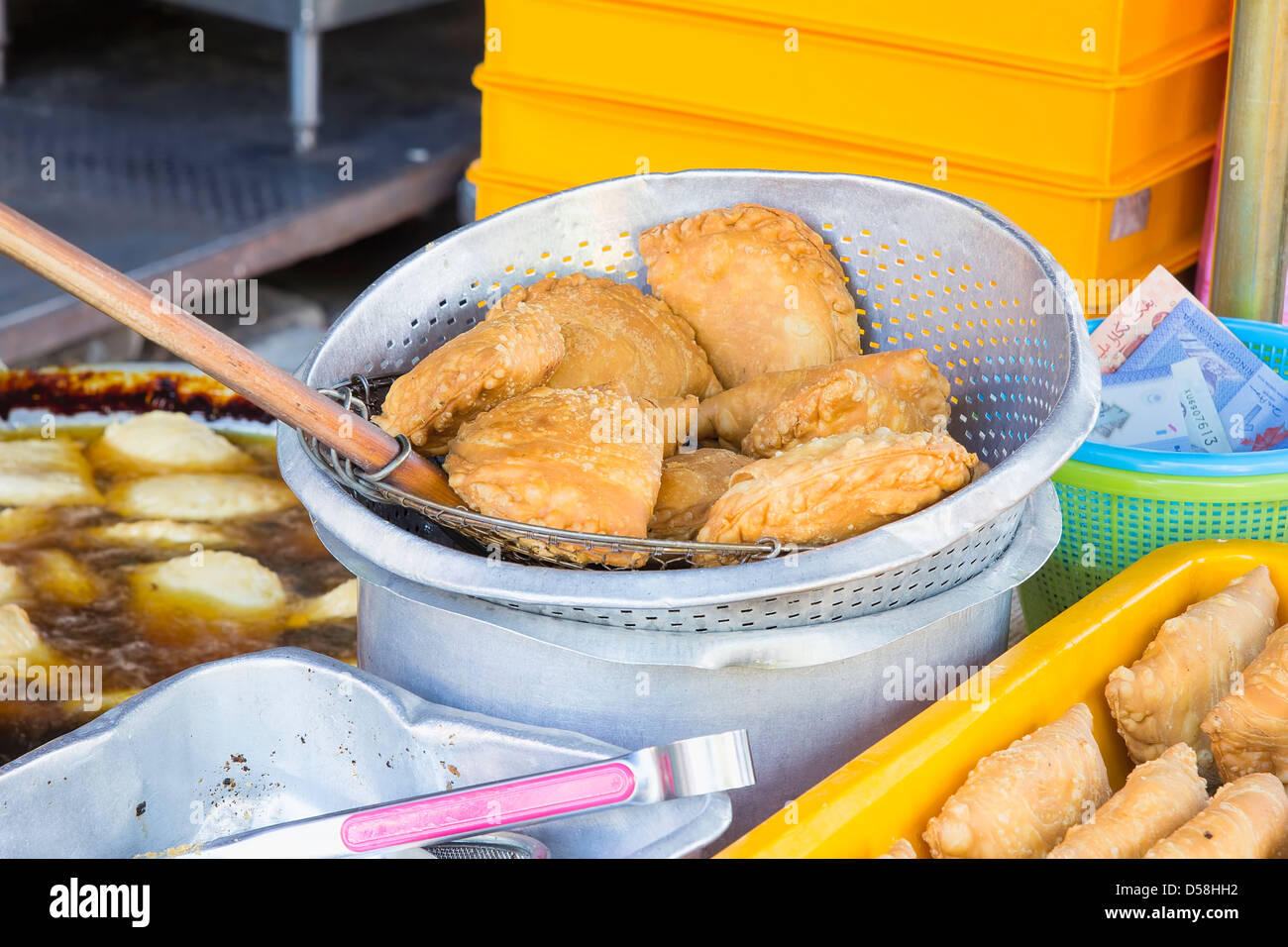 Appena Fritte Pollo al Curry soffi in Hawker Stand in Penang Malaysia Foto Stock