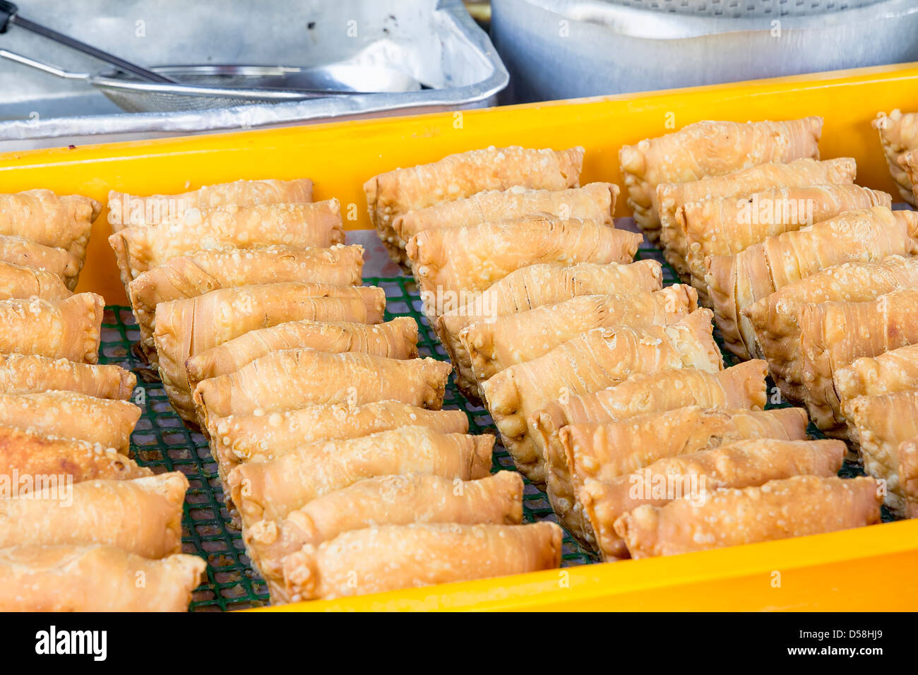 Vassoio di Deep Fried Chicken Curry soffi in un Hawker Stand in Penang Malaysia Foto Stock