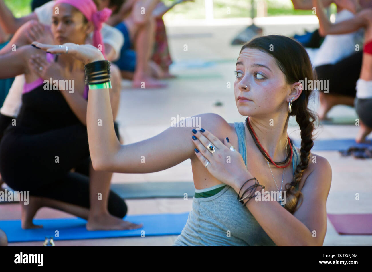 Bali, Indonesia-marzo 20, 2013: le righe di maschio e femmina adulti, giacente su tappeti colorati in una classe di yoga a Bali spirito Festival. Foto Stock