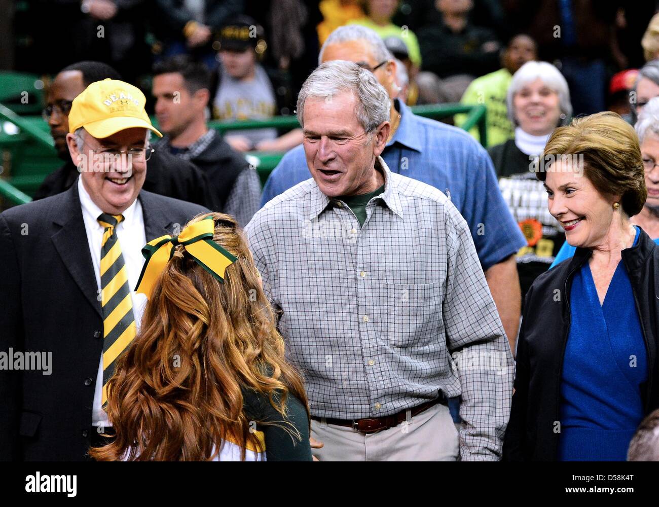 Marzo 26, 2013 - Waco, TX, Stati Uniti - Marzo 26, 2013 LR: Baylor University presidente Kenneth Starr, Presidente George W Bush e la First Lady Laura Bush fosse presente per guardare il secondo round del NCAA femminile di pallacanestro di torneo regionale al centro di Ferrell a Waco, TX. Foto Stock