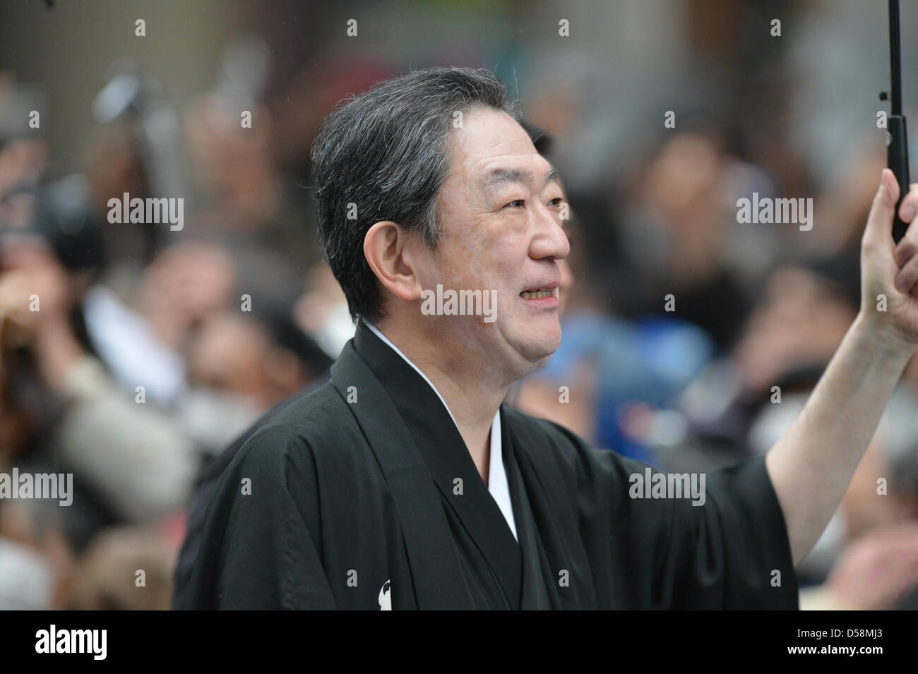 Tokyo, Giappone. Il 27 marzo 2013. Mar 27, 2013 : attori Kabuki durante una parata sotto la pioggia attraverso la strada principale di Tokyo il quartiere dello shopping di Ginza Mercoledì, 27 marzo 2013, in occasione della inaugurazione del nuovo teatro Kabuki. Dopo tre anni di lavori di ristrutturazione, il Teatro Majestic per il Giappone secolare di arti dello spettacolo di Kabuki aprirà le sue porte al pubblico con un tre-mese serie di più ricercata gioca. (Foto di Giu Tsukida/AFLO/Alamy Live News) Foto Stock