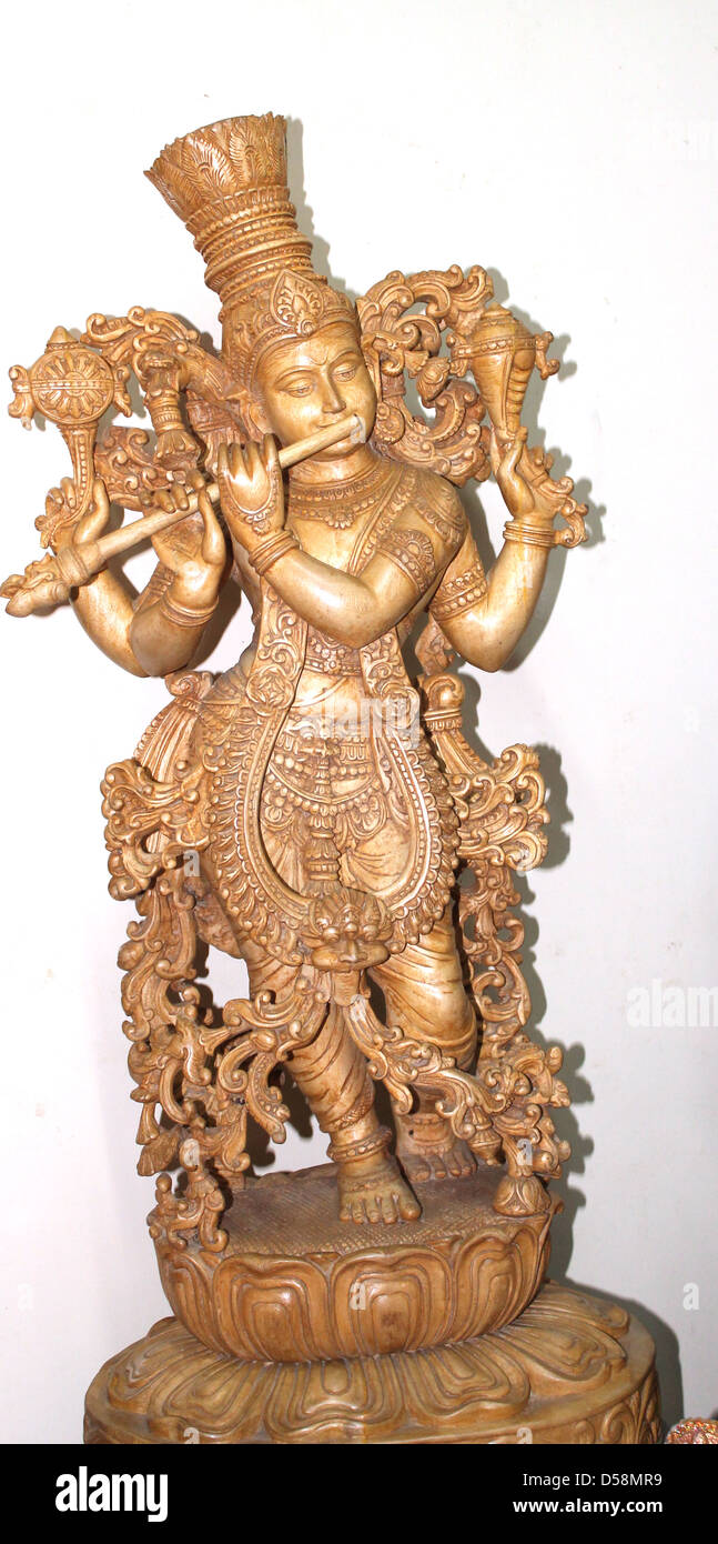 Statua di Krishna in legno esposte per la vendita in una mostra di artigianato Foto Stock