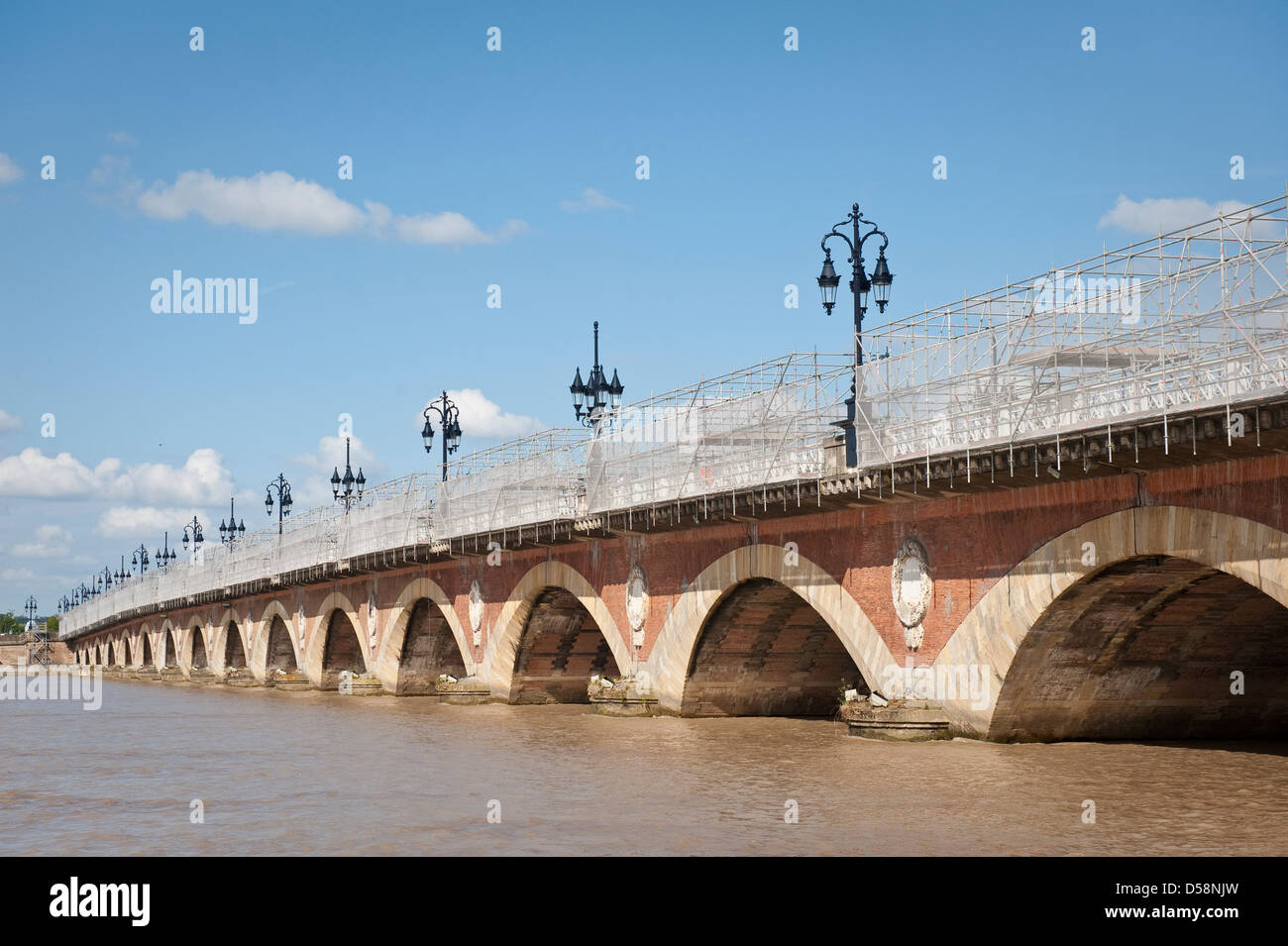 Ponteggio sul Pont de Pierre oltre il fiume Garonne, Bordeaux Foto Stock