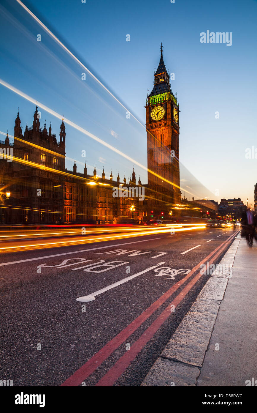 Sentieri di luce di un autobus che passa il Big Ben (Elisabetta La Torre) e le case del Parlamento lungo il Westminster Bridge. Foto Stock