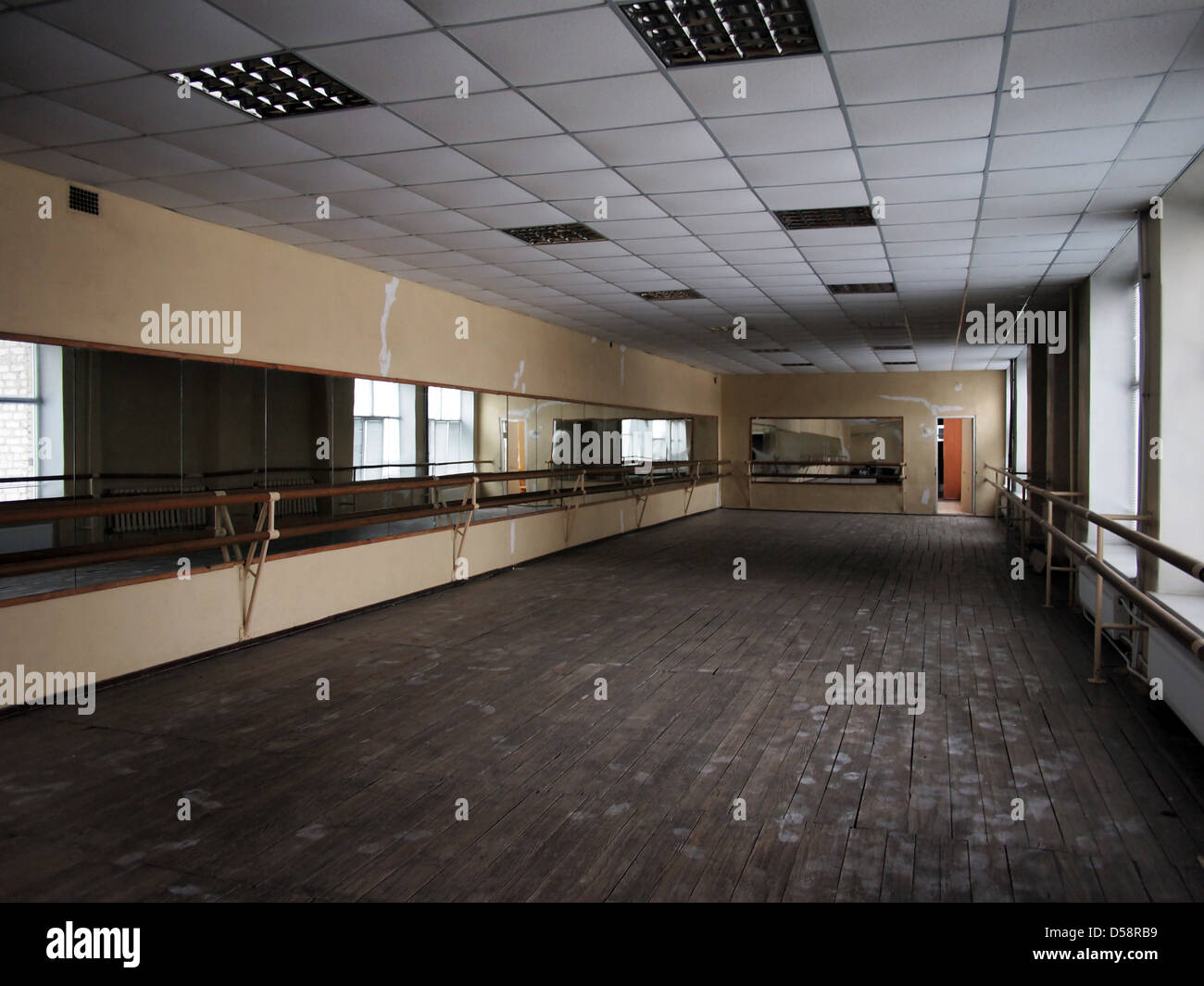 Sala da ballo durante la riparazione con tracce di lavoratori edili sul pavimento Foto Stock