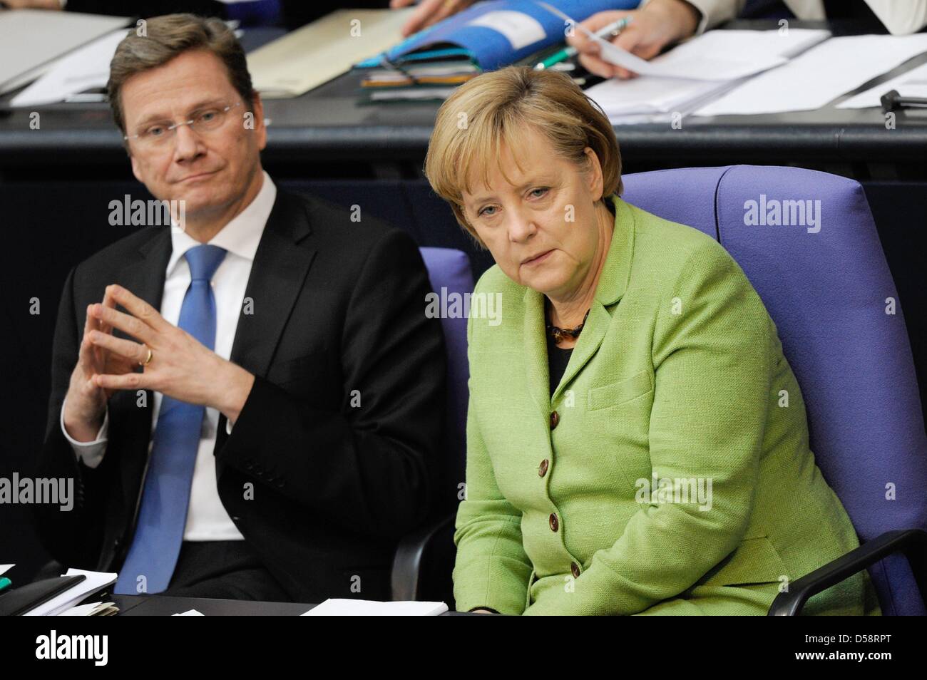 Il cancelliere tedesco Angela Merkel e il ministro tedesco degli Affari esteri e Vicecancelliere Guido Westerwelle sedersi nella sala plenaria del Bundestag tedesco a Berlino, Germania, 21 maggio 2010. Bundestag e Bundesrat deciderà sulla quota di tedesco in 750 miliardi di euro il pacchetto di salvataggio per l'Euro che ammonterà fino a 149 miliardi di euro. Il governo di coalizione di democratici cristiani e li Foto Stock